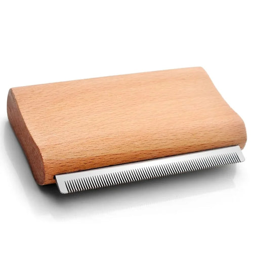 La brosse de mue en bois vue de côté, lame à dents fines