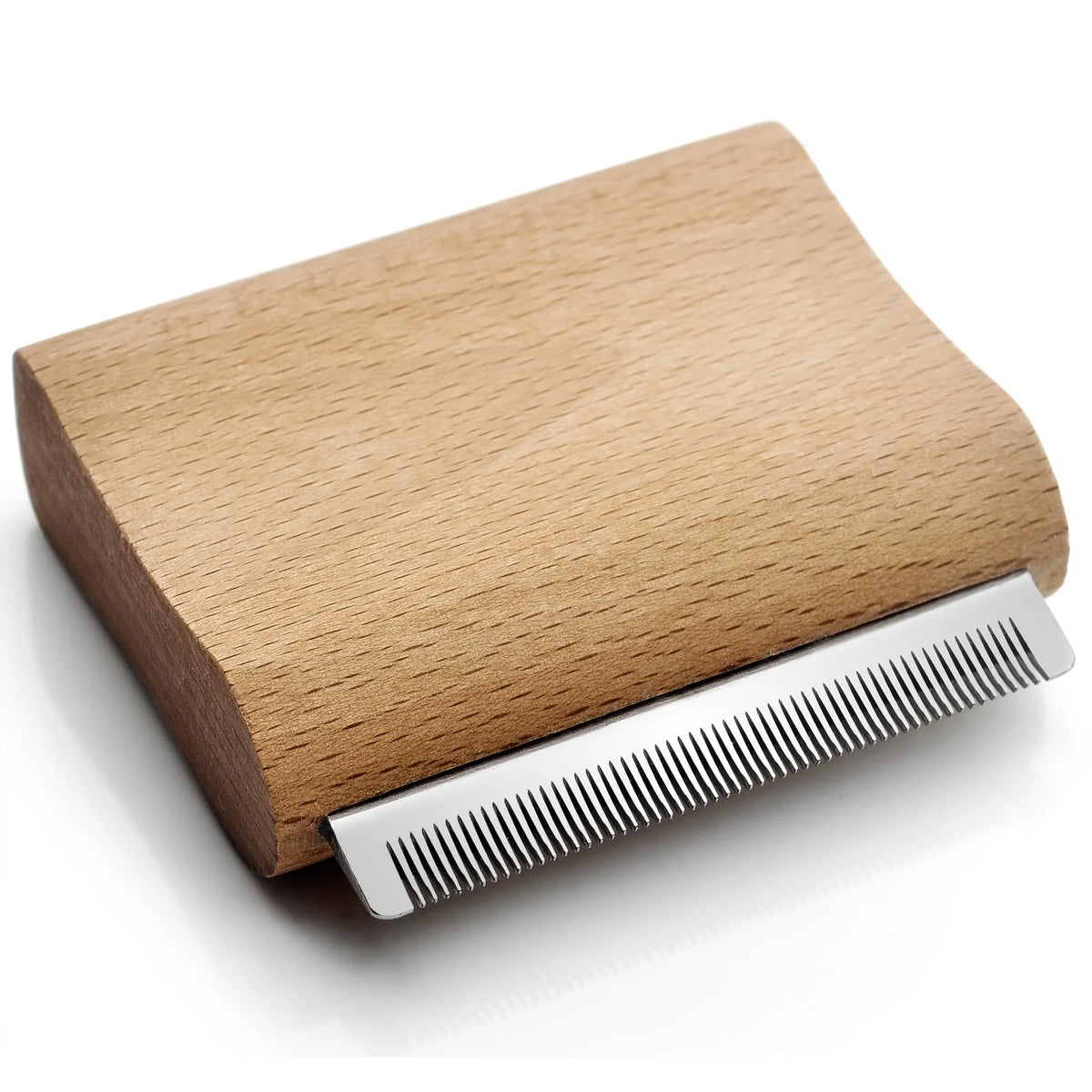 La brosse de mue, poignée en bois et lame en acier