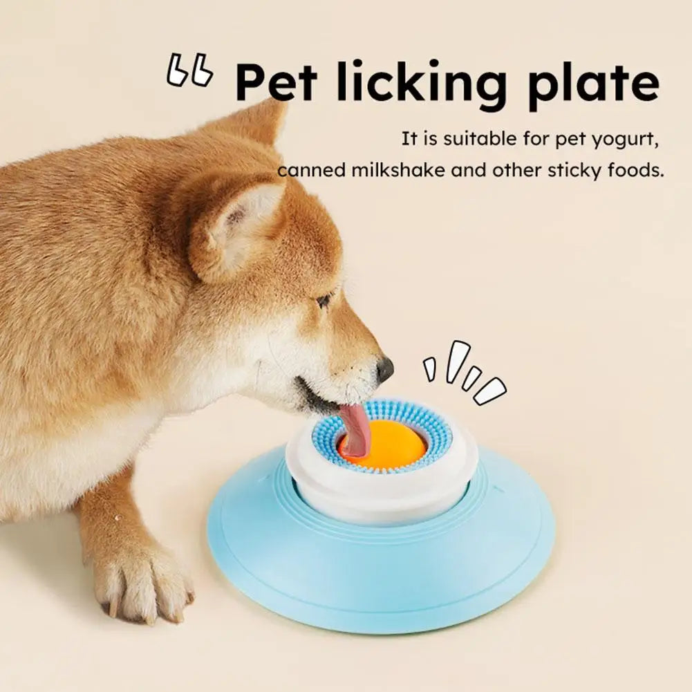 Un shiba lèche le plateau de léchage bleu
