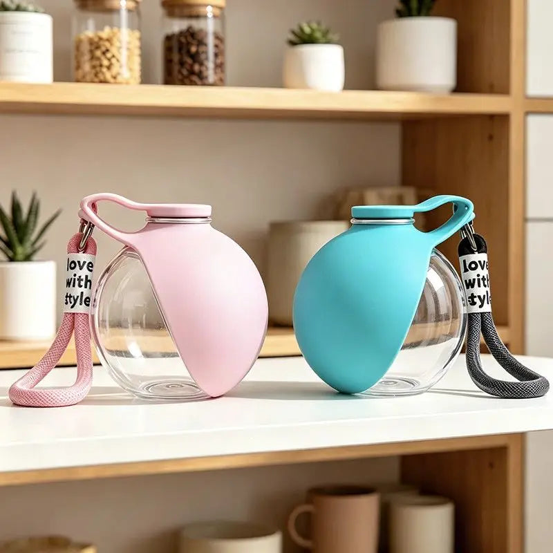 Les deux gourdes, rose et turquoise, posées sur une étagère